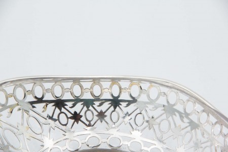 Fruteira com estrutura de prata recortada