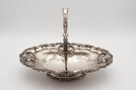 Fruteira em prata com gravuras de alto relevo e asa móvel adornada