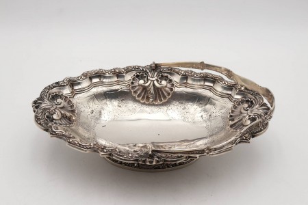 Fruteira em prata com gravuras de alto relevo e asa móvel adornada