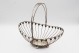 Fruteira em prata com estrutura aramada em forma de cesto e pega basculante