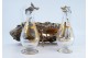 Galhetas de altar em vidro e prata com símbolos do pão e vinho, assentes em base concheada e motivos florais