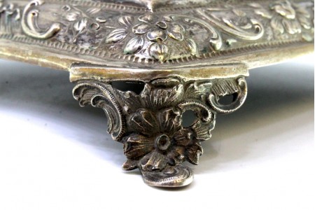 Galheteiro em estrutura de prata três galhetas em vidro gravado a ácido e saleir