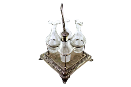 Galheteiro em estrutura de prata três galhetas em vidro gravado a ácido e saleir