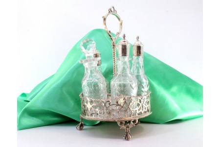 Licoreiro com estrutura de prata com saleiro, pimenteiro, mostardeira 