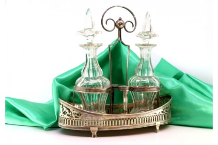 Galheteiro com estrutura em prata recortada com gradinha, duas galhetas em vidro