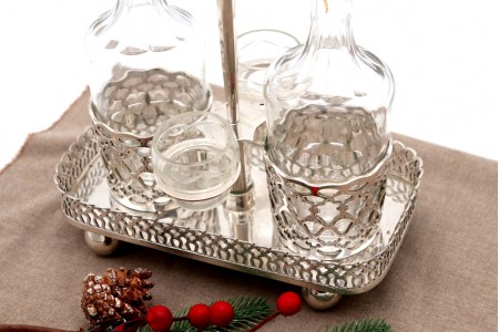 Galheteiro com duas galhetas de vidro em prata, com gradinha na base 