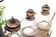 Galheteiro com estrutura com enrolamentos em prata com saleiro, pimenteiro