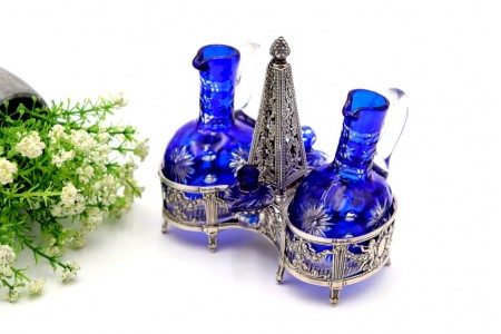 Galheteiro com estrutura em prata perlado com relevos florais com duas galhetas