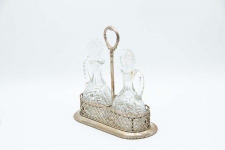 Galheteiro com estrutura em prata e gradinha