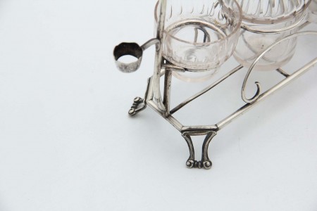 Galheteiro com estrutura de prata e com galhetas de vidro incolor