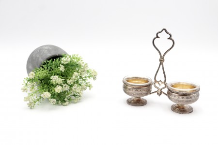  Saleiro com estrutura em prata com gravados e almas em vidro.