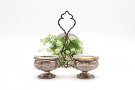  Saleiro com estrutura em prata com gravados e almas em vidro.