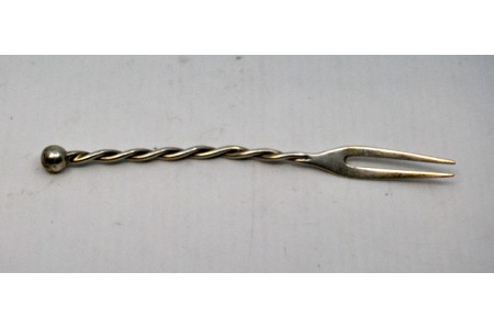 Garfo para servir pickles em prata com dois dentes e cabo retorcido.