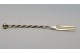 Garfo para servir pickles em prata com dois dentes e cabo retorcido.