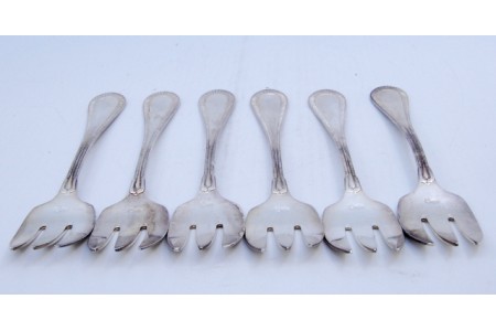 Conjunto de seis garfos para ostras em prata com frisos ao longo dos cabos.