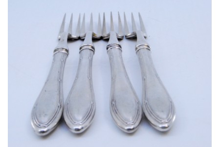 Conjunto de quatro garfos em prata com três dentes e frisados no cabo.