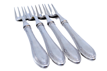 Conjunto de quatro garfos em prata com três dentes e frisados no cabo.