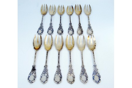 Conjunto de doze garfos para ostras em prata com relevos envolvendo cartelas para monogramas.