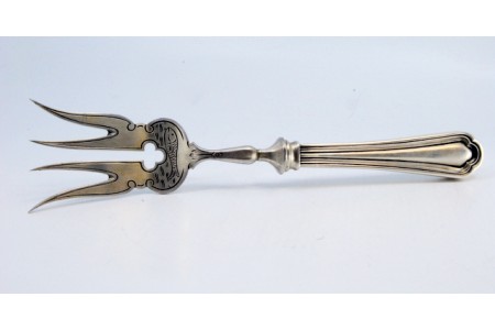 Garfo de servir peixe em prata com quatro dentes e frisos ao longo do cabo.