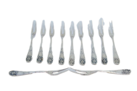 Conjunto de seis garfos de sobremesa em prata com relevos florais nos cabos envolvendo cartelas para monogramas
