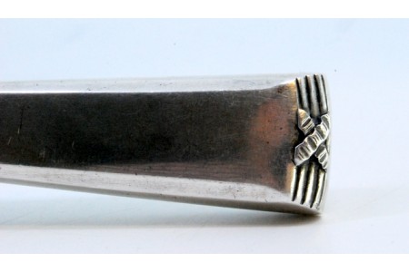 Garfo para servir peixe em prata recortada e relevado com folhas de acanto.