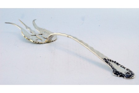  Garfo de servir peixe em prata recortada e gravados com motivos florais e com cabo ondeado envolvendo cartela para monograma.
