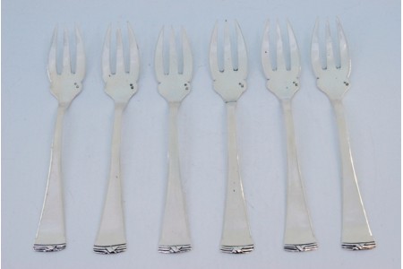 Conjunto de seis garfos para ostras em prata com frisos nos cabos.