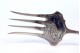  Garfo de servir peixe em prata com gravados e relevos no cabo.