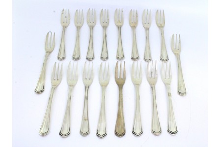 Conjunto de dezoito garfos em prata com três dentes para bolos com relevos frisados.