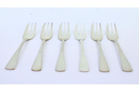 Conjunto de seis garfos para bolos em prata com três dentes e relevos nos cabos ao estilo caninhas.