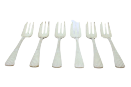 Conjunto de seis garfos para bolos em prata com três dentes e relevos nos cabos ao estilo caninhas.