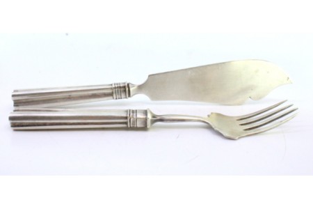 Faca e garfo em prata para queijo com relevos