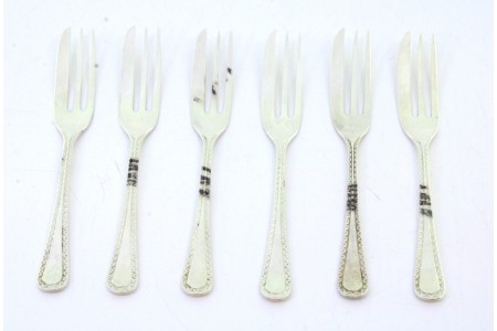 Conjunto de seis garfos para bolos em prata com frisos ao longo dos cabos.