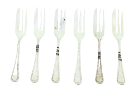 Conjunto de seis garfos para bolos em prata com frisos ao longo dos cabos.