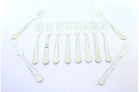 Conjunto de doze garfos para bolos em prata com frisos ao longo do cabo.