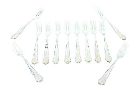 Conjunto de doze garfos para bolos em prata com frisos ao longo do cabo.