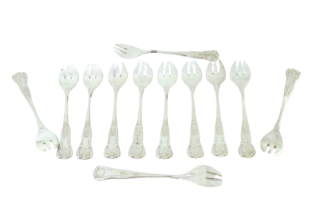 Conjunto de doze garfos para ostras em prata com frisos revelados e concheados nos cabos.