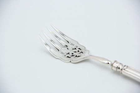 Garfo para servir peixe em prata recortada com gravados nos dentes e relevos no cabo.