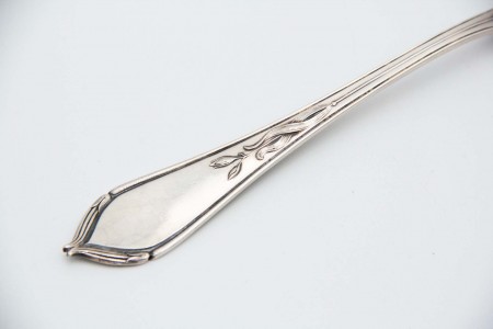 Garfo de servir em prata com quatro dentes e relevos