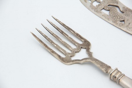  Faca e garfo para serviço de peixe em prata com recortes