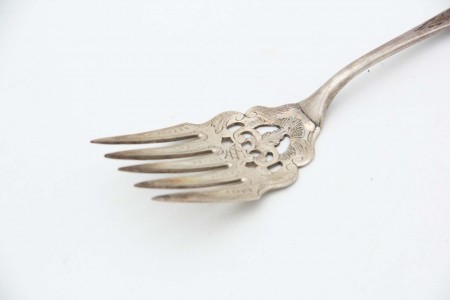 Garfo de prata para peixe com recortes
