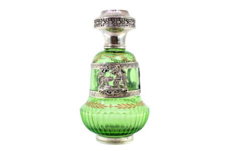 Garrafa licoreira em vidro verde relevado com aplicações e tampa em prata assente em base circular com frisos.