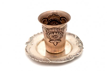 Garrafa de noite com flores em vidro azul