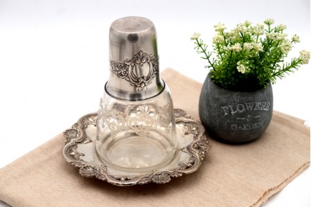 Garrafa de noite em vidro gravado a àcido com base perlada e concheada, copo com cartela para monograma.