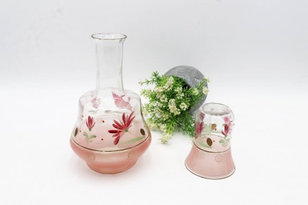 Garrafa de noite em vidro gravado a ácido com flores e copo e base em prata com aplicações recortadas.