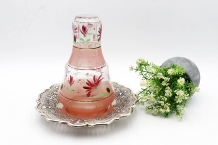 Garrafa de noite em vidro gravado a ácido com flores e copo e base em prata com aplicações recortadas.