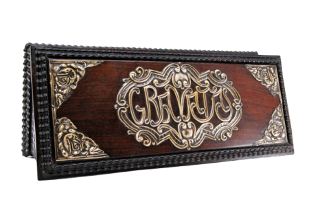 Gravateira em pau santo com aplicações em prata e interior forrado a veludo vermelho.