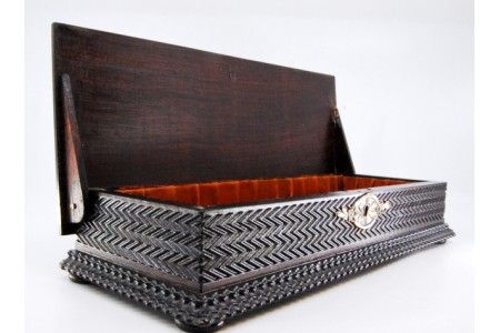 Gravateira em pau santo com aplicações em prata e interior forrado a veludo vermelho.