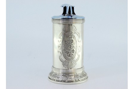  Isqueiro embutido e revestido a prata com gravados e frisos na envolvência.