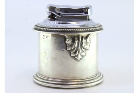  Isqueiro embutido e revestido a prata com gravados perlado e frisos na envolvência.